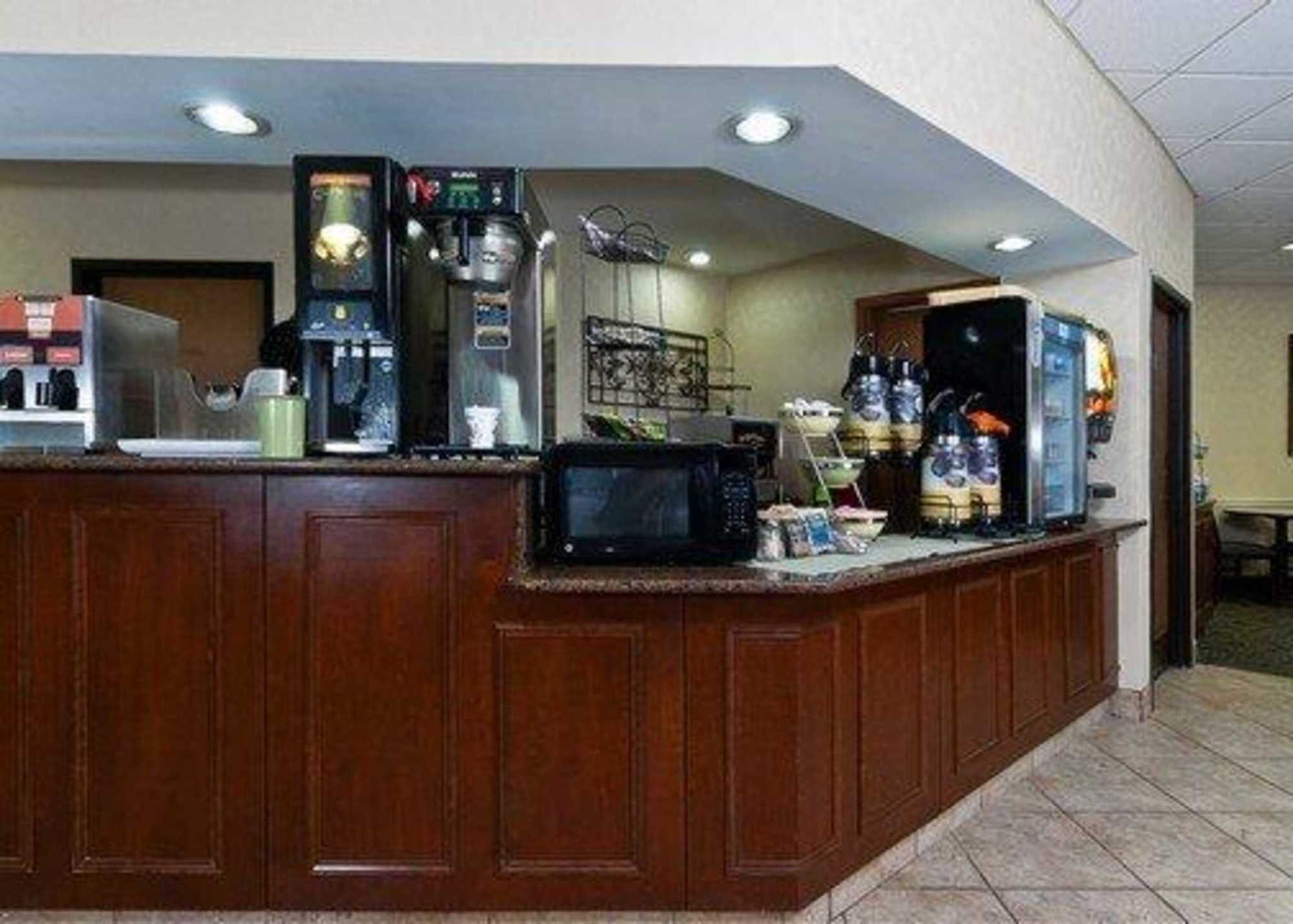 Quality Inn Тупело Ресторан фото